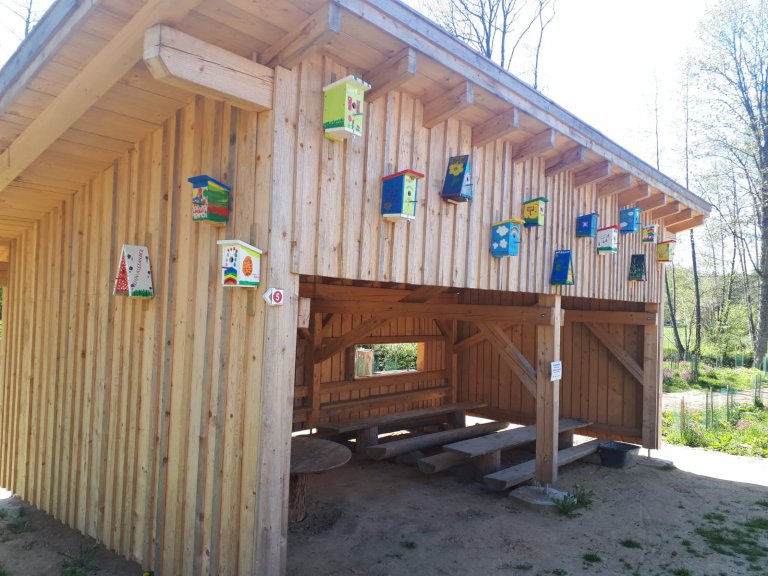 Waldspielplatz - Hütte mit Vogelhäuschen 2020